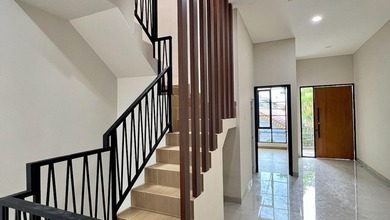 Dijual Rumah Baru di Tomang. Lokasi Strategis