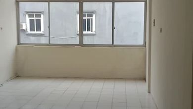 Disewakan ruko  rapi pinggir jalan raya   daerah jembatan 5  tanah sereal.strategis  cocok utk kantor. JNE. Tiki  Online dan lain nya. 
LT  4 x15 
LB  4 lantai 
PLN. 4400 watt 
Air palyja 
Hadap utara 
Kmr  mandi 4  setiap lt  posisi ruko plong  standar 
