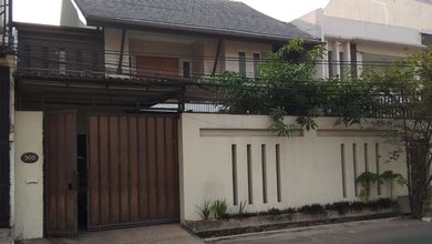 DIJUAL Rumah tinggal  bisa jadi kost kost selangka menuju kampus  Trisakti. ******** dekat dengan mall CL & CP strategis di tanjung duren utara 
Luas 348 (  
12.5x27) 
L B 2 lt (675) 
Kmr tdr 7
Kmr 