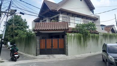 Dijual Rumah Mewah di Jl. Bambu kuning Nuansa Bali 3 Lantai