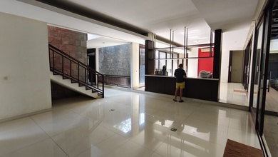 Sewa Rumah Besar 800 Meter Kolam Renang di Kemang Dalam Jaksel