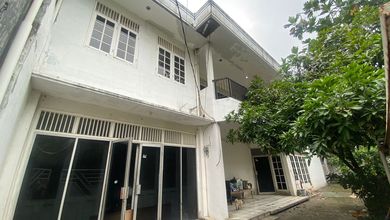Rumah Besar Lokasi Strategis Di Perumahan Kedoya Baru