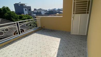 Rumah Siap Huni 3 Lantai Di Duri Kepa Jakarta Barat