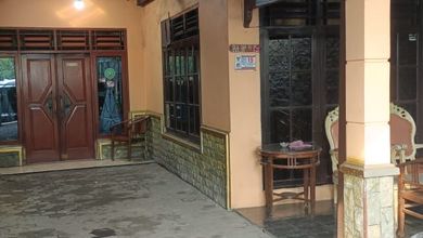 Rumah Murah Di Bawah Njop+ 4 Kios, Jln Raya Bogor, 1 Km Ke Toll Jorr/ Dlm Kota Pasar Rebo, 200 M Gor Ciracas