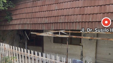 Rumah Tua Depan Kampus Trisakti , Samping Terminal Grogol , Roxy