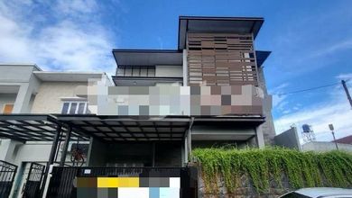 Dijual Rumah Mewah 3 Lantai Kolam Renang Bebas Banjir Dekat Tol