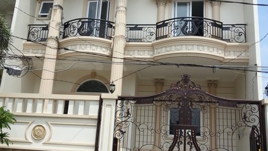 Dijual Rumah Muara Karang. Luas 10X18. 3 Lantai Full, Furnish