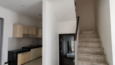 Sewa Rumah Golf Island PIK luas 6x15 2lantai ada kitchen set