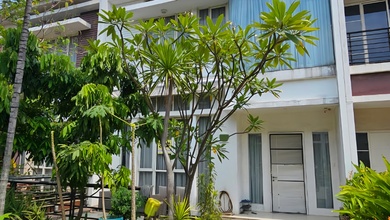 Jual Murah Rumah Crown Golf 8X17 3Lantai Furnish Bagus Mewah