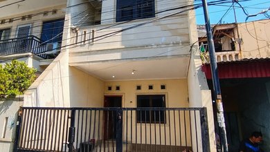 Disewakan Rumah Siap Huni 3 Lantai di Tj Duren!!!