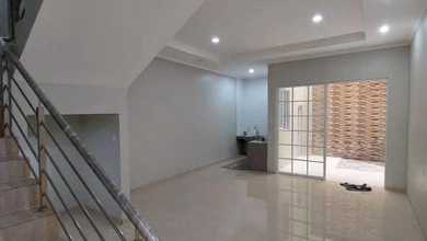 Disewakan Rumah Siap Huni 3 Lantai Di Taman Ratu Jakbar