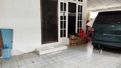 Dijual Rumah Tua Hitung Tanah di Taman Ratu