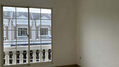 Rumah West Europe di Green Lake City Hadap Selatan