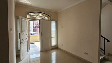 Disewakan Rumah Bagus di Kenari Golf PIK. Luas 8x15m Hadap Utara