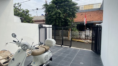 Tebet Barat. Rumah Bangunan Baru 2 Lantai Siap Huni