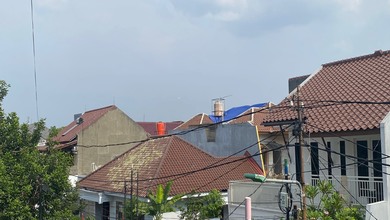 Rumah 2 Lantai. Terawat. Lokasi Di Komplek. Shm