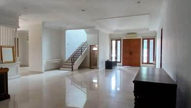 Turun Harga. Rumah Siap Huni 2 Lantai Lokasi Bagus Patra Kuningan, Jakarta Selatan