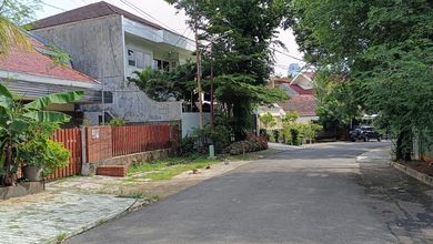 Rumah Bangunan Lama 2 Lantai Lokasi Strategis. Kebayoran Baru