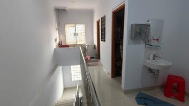 Rumah 3 Lantai. Siap Huni. Lokasi Strategis. 