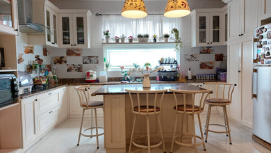 Rumah 3 Lantai, Bagus, Terawat Dan Siap Huni, Shm.