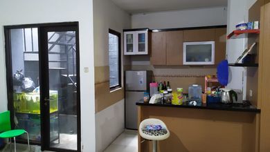 Rumah 2 Lantai 4+1 Kamar Tidur. Furnished