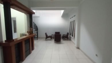 Rumah Terawat 2 Lantai Tatar Pitaloka Kota Baru Parahyangan