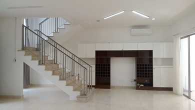 Rumah Bagus Golf Island PIK, luas 10x15 hadap selatan