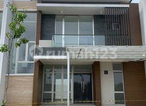 Disewa rumah Pantai indah kapuk 2 luas 200m 4kamar posisi depan