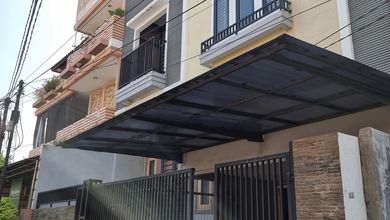 Rumah Jelambar Siap Huni 9.8x20, 3 Lantai