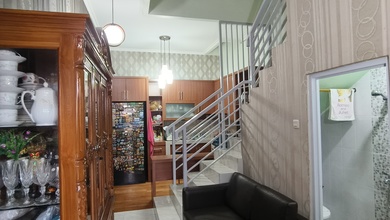 Rumah 3 Lantai Furnished di Tanjung Duren