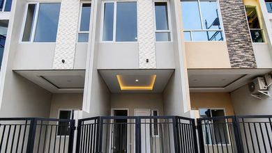 Rumah Baru di Tomang 3 Lantai 3+1 Kamar Tidur Bebas Banjir Akses Jalan 2 Mobil