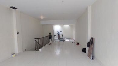 **Ruko di Daan Mogot Baru Renovasi Jalan Raya**