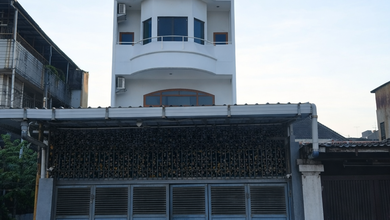 Rumah 4.5 Lantai Semifurnished Terawat di Tambora Area Jakbar