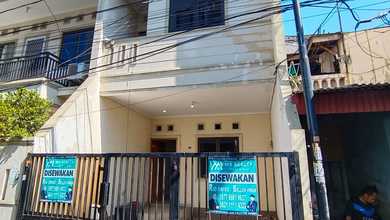 Rumah Sewa Tanjung Duren Cocok untuk Orang Kerja & Keluarga 3 Lantai dengan 4 Kamar Tidur