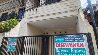 Rumah Siap Huni 3 Lantai di Tanjung Duren