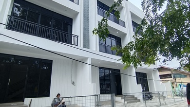 Ruko Baru Taman Ratu 3 Lantai + Dak Cocok untuk Usaha