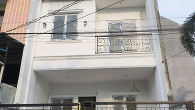 Rumah Facade Neo Klasik Minimalis Style 3 Lantai Cocok untuk Keluarga di Duri Kepa