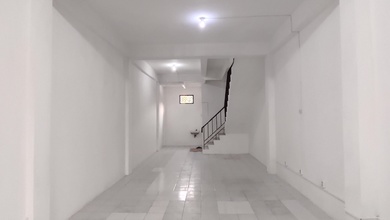 Ruko 3 Lantai Siap Pakai Baru Renovasi Jalan Raya Kedoya Traffic Ramai Cocok untuk Tinggal dan Usaha