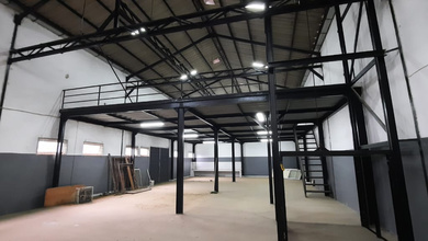 Dijual Gudang Dikosambi Megah Dadap Tangerang LT 462m2 Gudang 1,5 Lantai Ada Office 2 Lantai Lift Barang 1 Ton, Sudah Renovasi Rapih, 