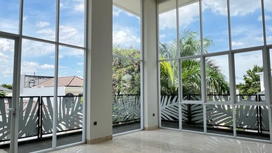 Dijual Rumah Brand New Bangunan Kontraktor Di Pantai Indah Kapuk Luas 260m2 Type Hoek 3 Lantai Marmer Siap Huni 