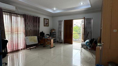 Dijual Super Cepat Rumah Taman Palem Lestari Type Hoek LT 252M 3 Lantai Rapih Siap Huni Dekat Taman Jarang Ada! Harga Termurah !!