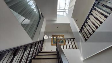 Rumah Area Menteng Hadap Utara 3 Kamar 3.5 Lantai Full Furnished