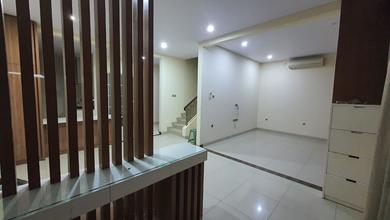 Disewakan Rumah Cantik di Puri Mansion. Semi Furnish Siap Huni