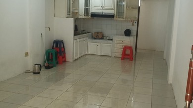 Dijual Rumah 3 Lantai di Taman Palem