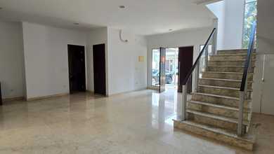 Disewakan Rumah 2 Lantai Bagus Dan Rapih di Golf Island Pik