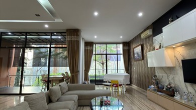 Dijual Rumah Bagus 4 Lantai di Pik. Semi Furnished