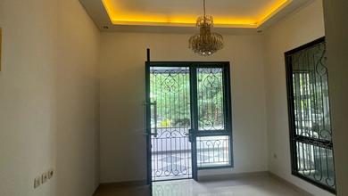 Rumah 2 Lantai Bagus di Casa Jardin, Semi Furnish