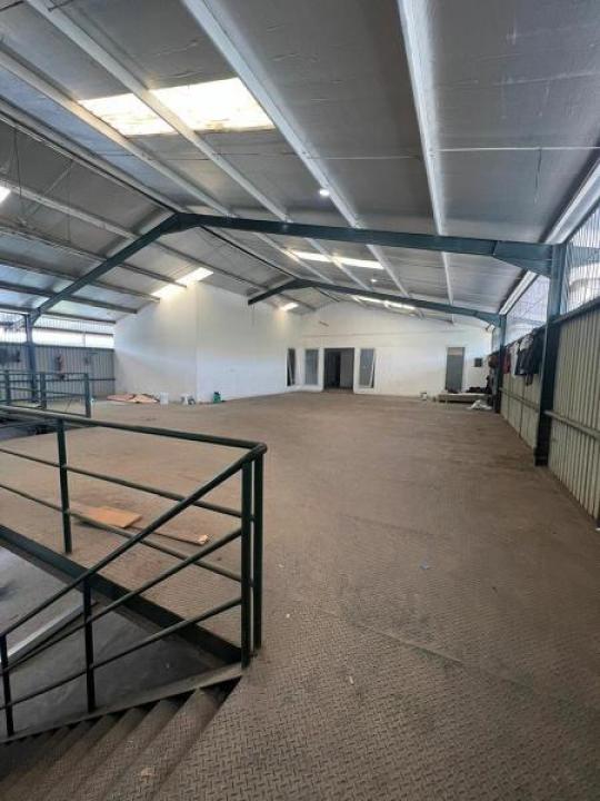 Disewakan Gudang di Peternakan