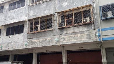 Dua Unit Ruko Gandeng