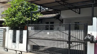 Taman Ratu 1.5 Lantai 7x18 Rumah dan Plafon Tinggi